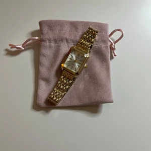 Guldfärgad klocka från Ximili - Trendig guldklocka, aldrig använd🥰pris kan absolut diskuteras vid snabb affär