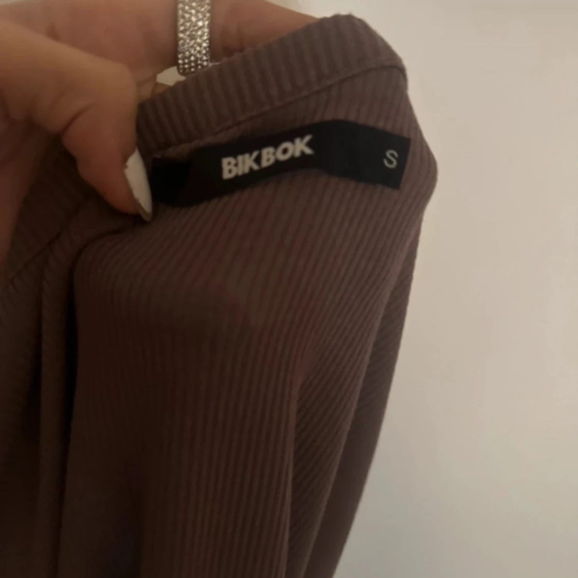 Brun ribbad topp från Bik Bok - 90