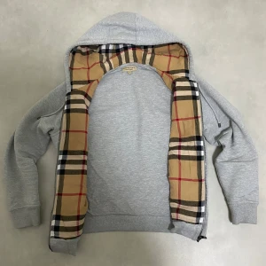 Burberry zip hoodie - Säljer en burberry hoodie. Storlek S men själv är jag M och den sitter jätte bra. Tröjan blev inte använd så ofta och är nästan i samma skick som ny. Pris kan diskuteras.