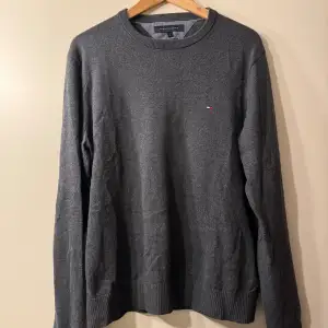 Grå tröja i bomull & kashmir blend (tror jag). Använd ett par gånger men inga skavanker. Är storlek S men passar som en M/L.