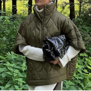 Olivgrön quiltad jacka - Snygg olivgrön quiltad jacka med hög krage och korta ärmar. Perfekt för lager-på-lager-stil. Jackan är oversized! (Slutsåld)