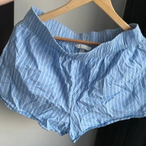 Blå randiga shorts från H&M - Pyjamasshorts från HM i bra skick. 