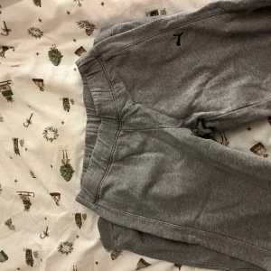 Grå mjukisbyxor från Puma - Fint skick, lätt använda. Lågmidjade, små i storleken. Passar S/M