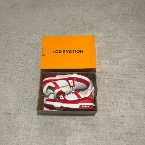 Röd vita skor - Snygga sneakers i rött och vitt. Skorna har en klassisk design. Perfekta för att ge din outfit en lyxig touch. Skorna är aldrig använda (Pris kan diskuteras)