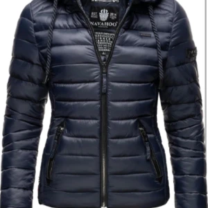 Mörkblå pufferjacka från Navahoo - Snygg mörkblå pufferjacka från Navahoo. Har inte haft i mer än en månad och den är i jättebra skick. Köptes ny. Inga skador är som ny. Nypris 899:-. Skriv om fler bilder så skickar jag på den i verkligheten. Storlek S.