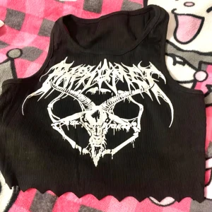 Gothic punk black tank topp - Svart topp längd 37cm byst 69-85cm. Ordinarie pris 170kr säljer för 115kr