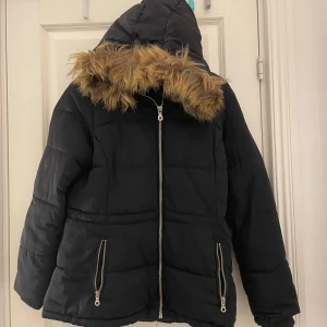 Svart winter jacka - Varm svart vinter jacka med päls på huven som går att ta bort! Har haft på den några gånger, pris går att diskutera! 