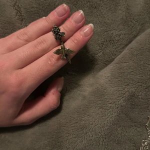 Ringar med fågel och rosdetaljer - Unika ringar med detaljer av en fågel och rosor. Perfekt för att ge en bohemisk touch till din stil. Ringarna har en antik finish och är i en elegant design.