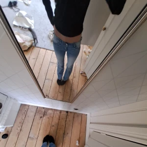 Blå jeansbyxor - Lågmidjade ljusblåa jeans i stlrk 34 som motsvarar ca xs-s passar mig som är 167😊