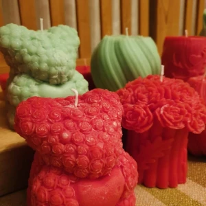 handgjorda, naturliga ❤️❤️ - Charmigt rött ljus format som en nallebjörn, dekorerat med små rosor och ett hjärta i mitten. Perfekt som en söt dekoration eller present julklapp om ni köper 1 så kostar det 70 men om ni köper 2 så kostar det 130 så för ni slippa betala 140