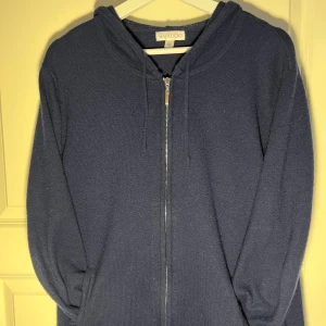 Stickad kashmir ull hoodie - Säljer nu min stickade Kashmir hoodie eftersom den börjar bli lite för liten på mig. Den har inga skador eller hål på sig! Den kommer från ett märke som heter Barlucio vilket endast specialiserar sig inom Kashmir kläder.                Om det är något ni undrar är det bara att fråga via meddelande! Jag är 180cm lång på bilden men passar +\-  6-8cm