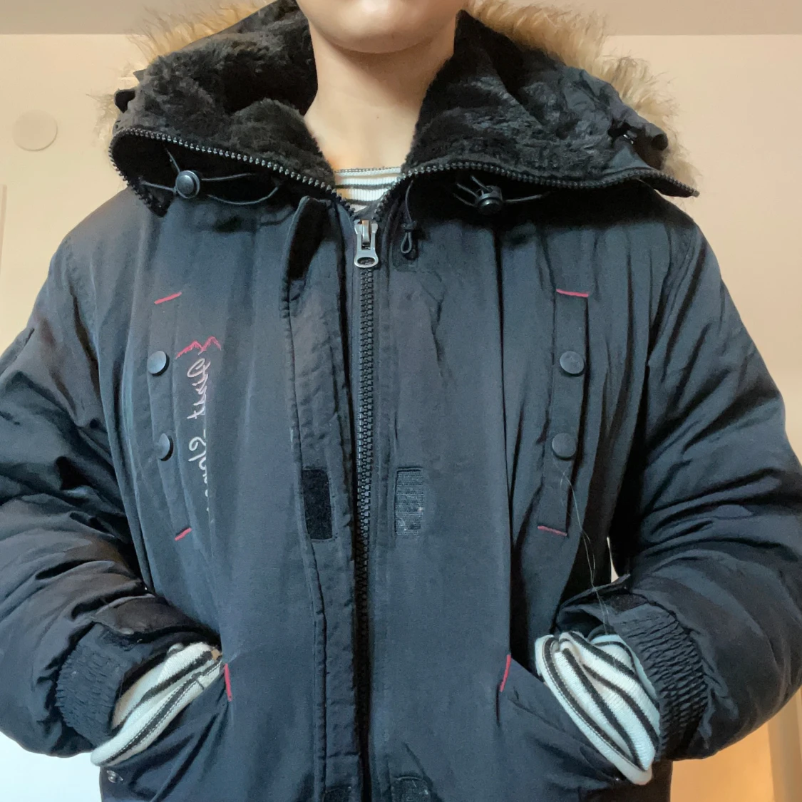 Svart vinterjacka med pälskrage - 91