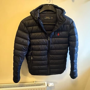 Ralph lauren vinterjacka - Säljer nu denna feta Ralph lauren jacka som är i storleken S. Den är använd ett fåtal gånger men ingenting man märker av. Perfekt nu till vintern. Hör av dig om du undrar över något.❄️