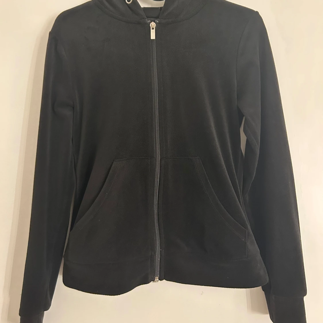 Svart fleecejacka från Gina Tricot