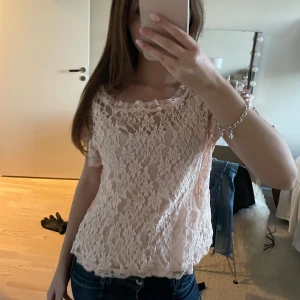 Rosa Spetstopp - Såå fin o älskar rosa färgen. Jag brukar ha xs/s, linne på insidan, man kan klippa bort det🫶🏼