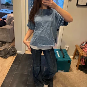 Oversized t shirt - Den e lite skrynklig men de e bara att stryka🫶🏼 den e så fin knappt använd, strl xs men oversized så passar många storlekar🥰