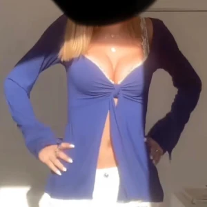 Knyt blus - Jätte söt blus ifrån design by si, bilderna är lånade från en tjej på TikTok men skulle kunna skicka egna bilder ifall någon skulle vela💘