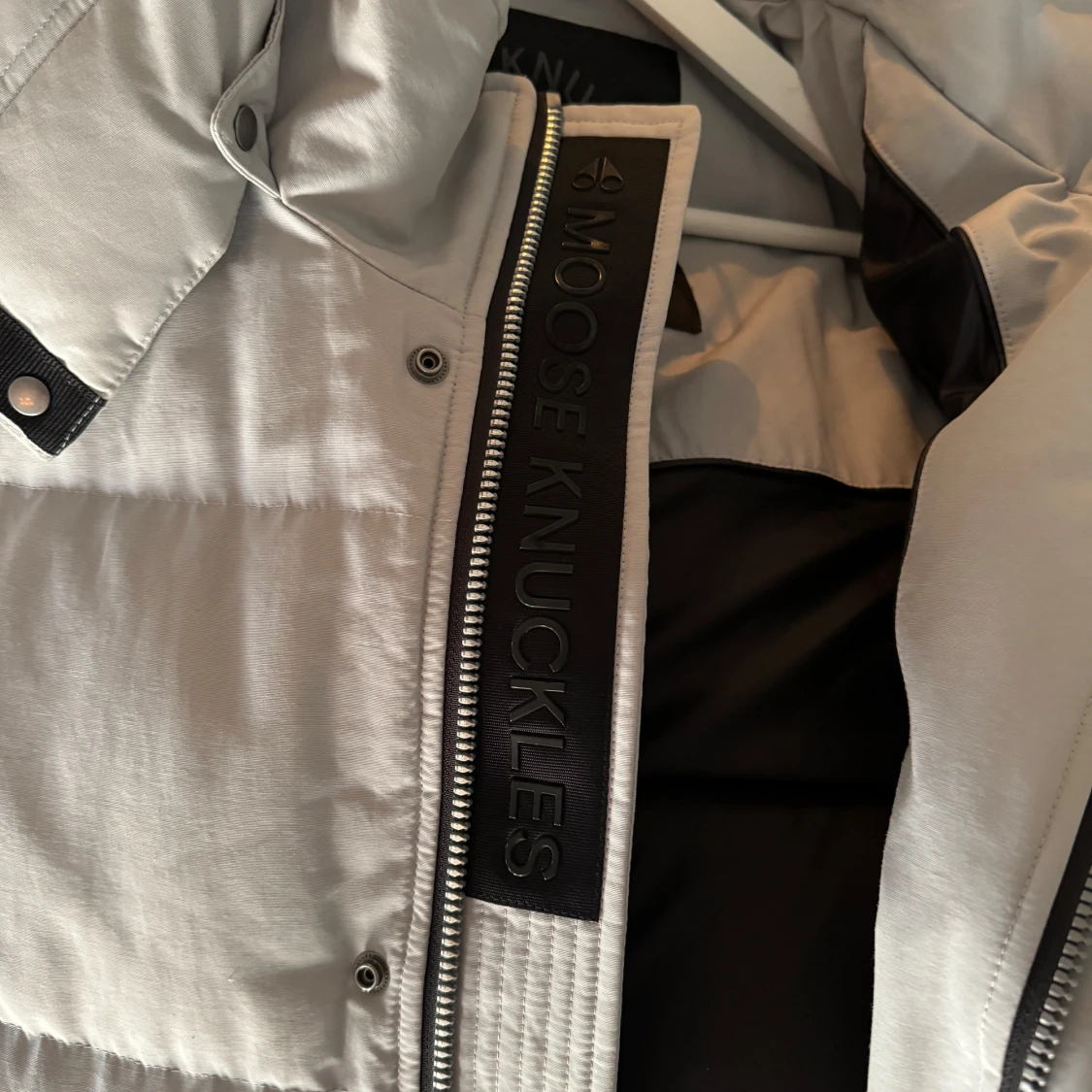 Grå dunjacka från Moose Knuckles - 91