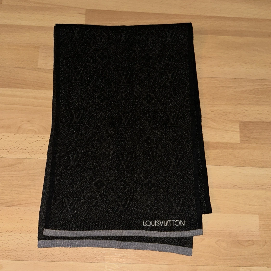 Svart halsduk från Louis Vuitton