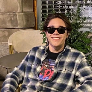 Blå och vit rutig skjorta -  Samma overshirt som mackan Rolf hade kan just nu bli din. Snygg blå och vit rutig skjorta med knappar framtill. Perfekt för en avslappnad stil. Skjortan har långa ärmar och en klassisk krage. 