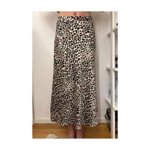 Leopard kjol i silke - Leopardkjol i sidenlknande material. Off white  med inslag av rosa. 