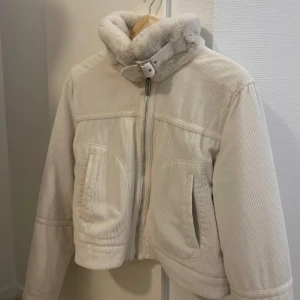 Super fin Hollister jacka - Säljer min jätte fina jacka då den inte kommer till användning. Den är jätte varm och mysig nu under vintern. Använd väldigt få gånger och är i princip i nyskick. Strl 36-38 