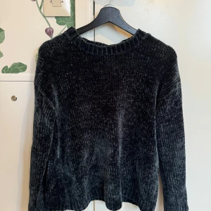 Mörk grön sammetströja - Mysig mörk grön tröja i sammet med långärmad design. Perfekt för kyliga dagar med sin mjuka och bekväma känsla. Enkel och stilren, passar till många olika outfits.