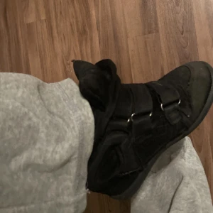 Svarta Isabel marant skor - Säljer dessa då den känns lite för stor och inte heller används, den har använt fåtal gånger sen jag köpte den förra månaden från plick, de är Isabel marant inspirerade.
