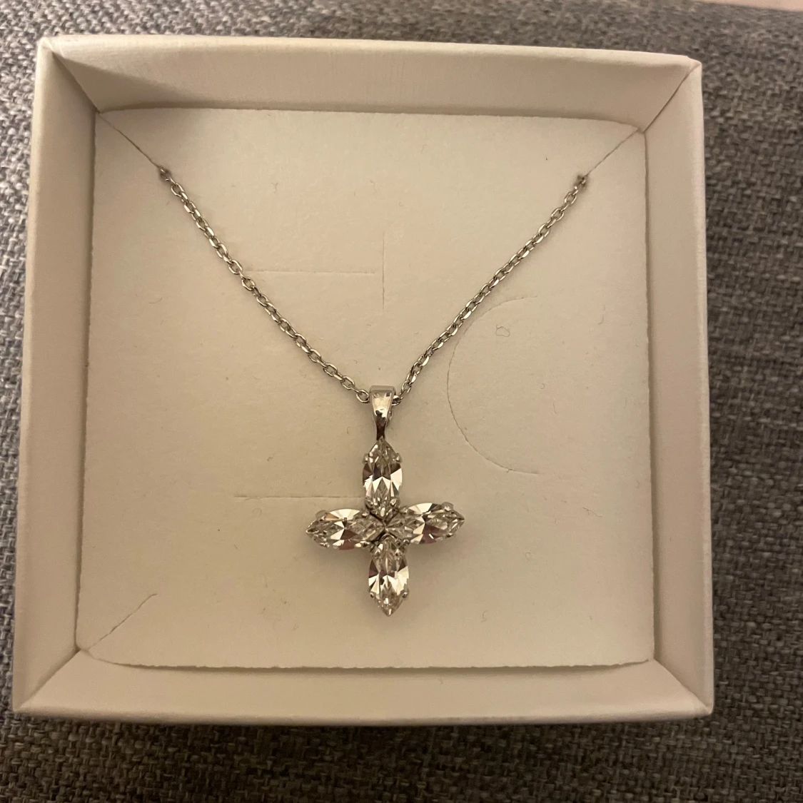 Halsband med kristallkors/stjärna från Caroline Svedbom - 90