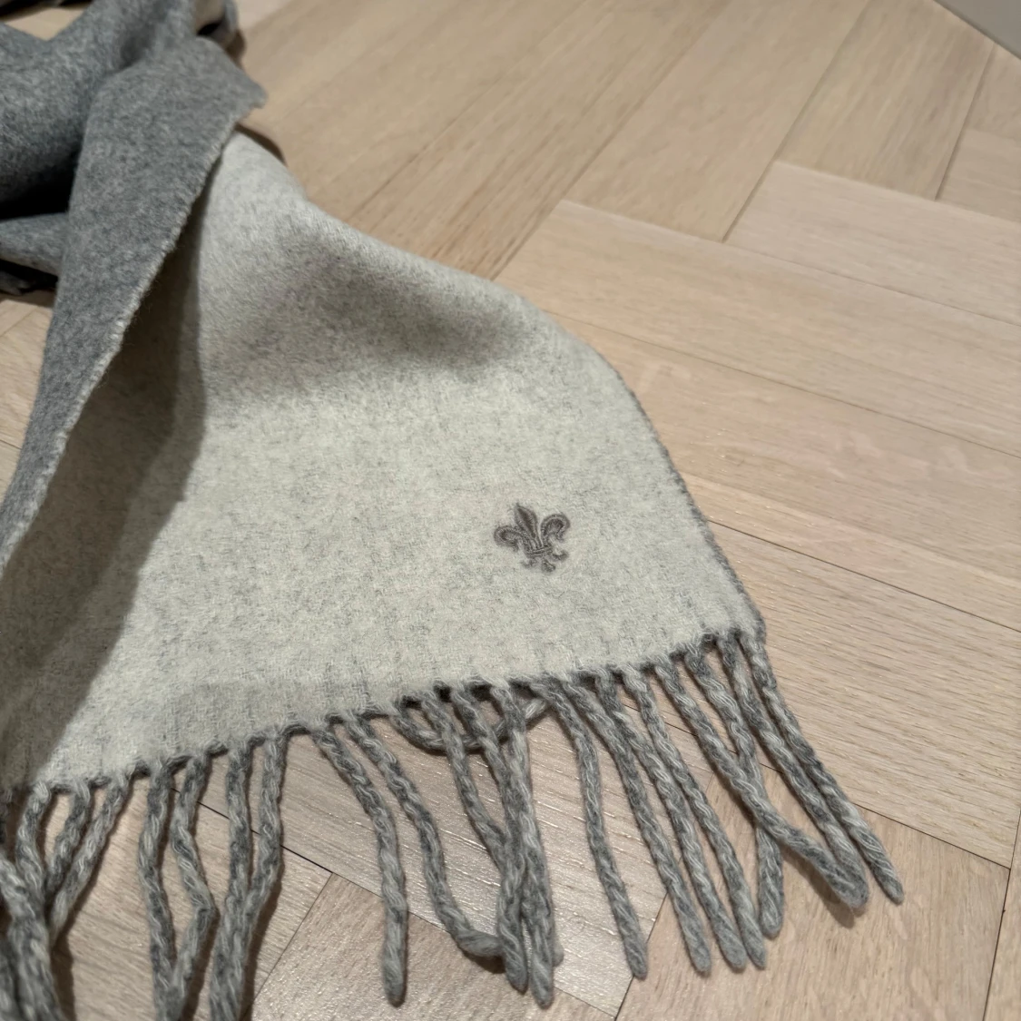 Grå och vit halsduk från Morris - 90