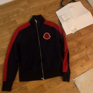Svart och röd cardigan från Moncler - Snygg och äkta moncler cardigan inga defekter eller fel kvitto och påse får man med i köpet som är på bild bara höra av om frågor.