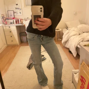 LJUSBLÅA JEANS - as snygga jeans!! Fint skick! Och snygga fickor 💞💞💞💞