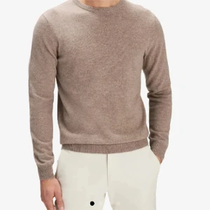Beige Kashmir tröja från John Henric - Tja, säljer denna Kashmir tröja från John Henric köpt för något år sen, skick 9/10 nypris 1999kr. Tveka inte att hör av dig vid funderingar😀