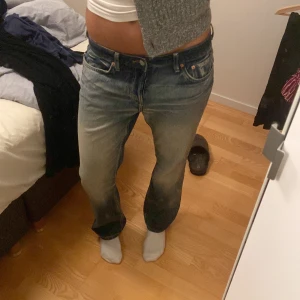 Blå jeans med bootcut - Snygga relaxed fit jeans från weekday som är i bra skick