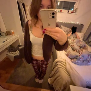 Vinröd kofta  - Den populära koftan från Lindex, använd två gånger så den är i väldigt bra skick, super söt. Storlek xs/s 