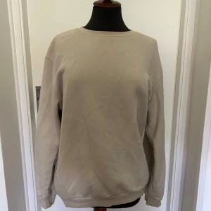 Beige sweatshirt - Säljer denna beigea sweatshirt från champion i storlek S väldigt bra skick