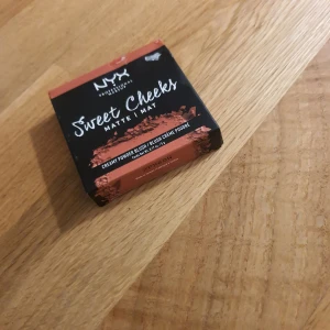 NYX Sweet Cheeks Matte Rouge - NYX Sweet Cheeks Matte Rouge i en krämig puderformula. Perfekt för att ge kinderna en naturlig och matt finish. Kompakt förpackning som är lätt att ta med sig. Shade: Summer breeze