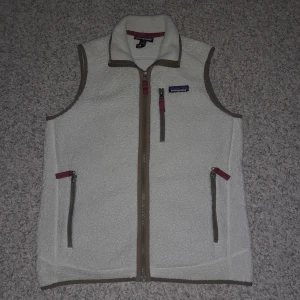 Patagonia fleece vest - Säljer en snygg, stilren och trendig Patagonia fleece. Västen är i mycket fint skick och har inga defekter. Storlek S.