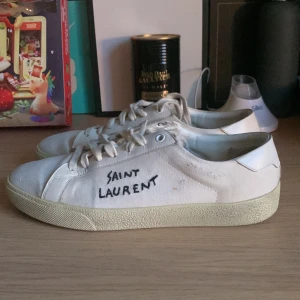 Saint Laurent skor - Nu säljer vi ett par riktigt shyssta saint Laurent skor som är storlek 41,5! Skicket skulle jag säga är 7/10. De är bara skorna som medföljer i köpet. Nypris 6800kr, Vårt pris 2199kr🔥. Priset kan diskuteras.