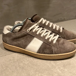 Saint Laurent skor - Tja! Säljer dessa Saint Laurent skorna. De är rätt använda därav pris, men de ser ändå bra ut. De är grå färg och storlek 41 men passar mer som 42. Hör av vid frågor!
