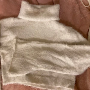 Vit fluffig polo-tröja - Vit polo-tröja i ett fluffigt material🤍Använd fåtal gånger, med inga tecken på användning! Fler bilder kan skickas privat vid förfrågan.