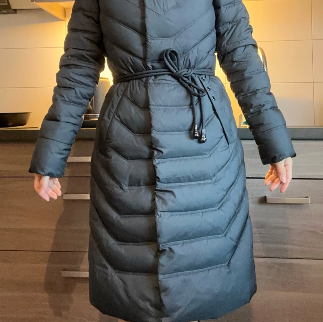 Svart dunjacka med pälskrage - 90