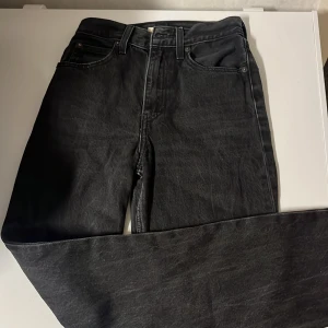 Svarta Levi's jeans - Svarta jeans från Levi's i modellen 70s High Slim Straight. De har en hög midja och raka ben. 