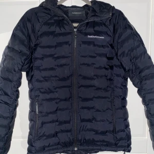 Svart dunjacka från Peak Performance - Intresseanmälan!! Säljer en dunjacka från Peak Performance i storlek M. Ganska använd men bra skick. Säljer pga att den blivit för liten. 