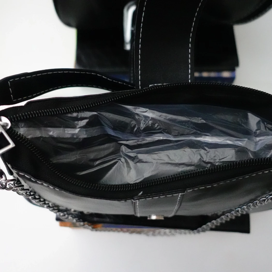 Svart axelväska med kedjedetaljer - 90