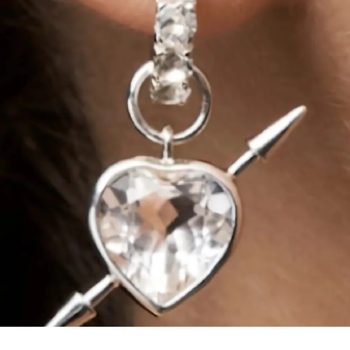 LETAR!!!!! Örhängen med hjärtformad kristall
