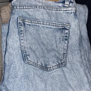 Jeans från Monki - Säljer ett par klassiska blå jeansbyxor med hög midja och rak passform. Köpta från monki för ett par år sedan och är välanvända men ändå i fint skick. Passar mig som har stl S.
