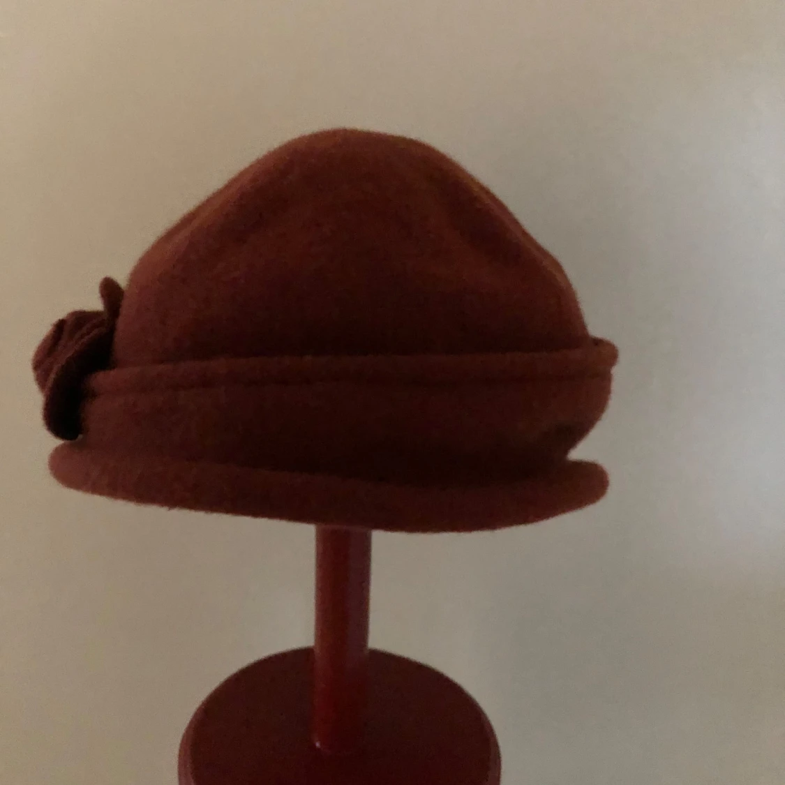 Röd hatt med blomdekoration  - 91