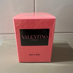Valentino Born in Roma Parfym, 50ml - Säljer en helt ny inplastad Valentino Born In Roma parfym på 50ml. Fick den i present och efter att ha luktat på den på Kicks kom jag fram till att det tyvärr inte är min doft. Som sagt är den aldrig använd och fortfarande inplastad. Perfekt att ge bort såhär till jul!  Nypris: 1049kr