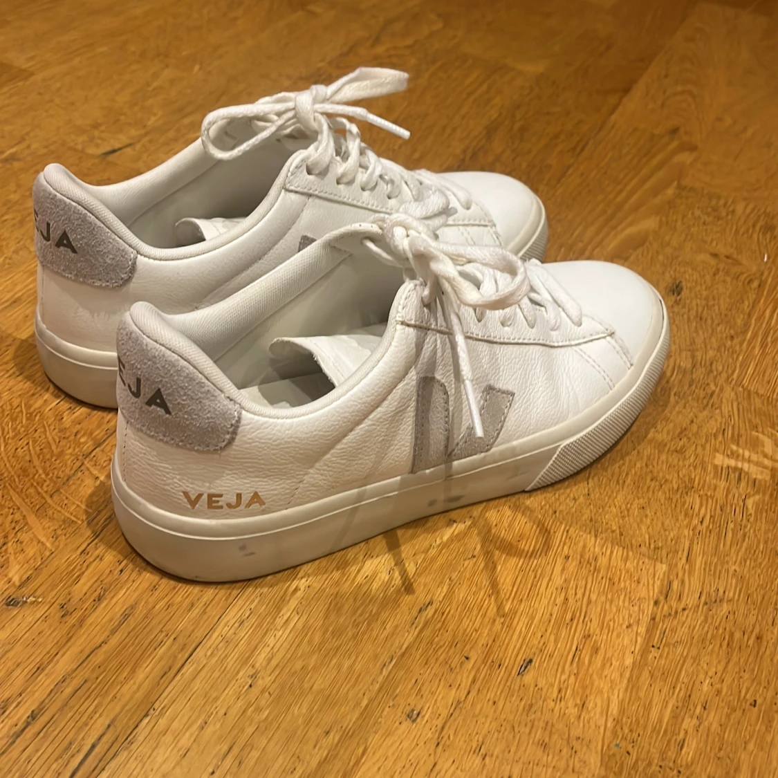 Vita sneakers från Veja - 93